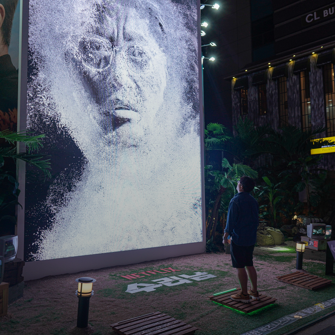 <p style="line-height: 1.1; text-align: center; position: relative; top: 60px;">   <strong style="font-weight: 900;">     <span style="font-size: 14px; letter-spacing: 0px;">NETFLIX</span>   </strong>   <span style="letter-spacing: 0;"><br></span>   <span style="font-size: 10px; letter-spacing: 0px;">인터랙티브 미디어 월</span> </p>