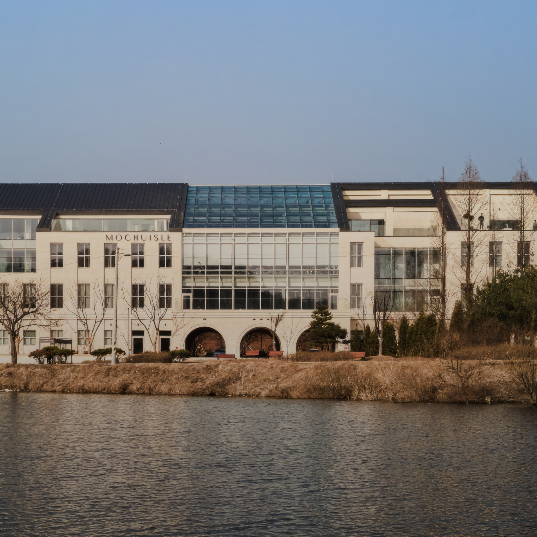 <p style="line-height: 1.1; text-align: center; position: relative; top: 60px;">   <strong style="font-weight: 900;">     <span style="font-size: 14px; letter-spacing: 0px;">모쿠슈라</span>   </strong>   <span style="letter-spacing: 0;"><br></span>   <span style="font-size: 10px; letter-spacing: 0px;">인터랙티브 미디어 월</span> </p>