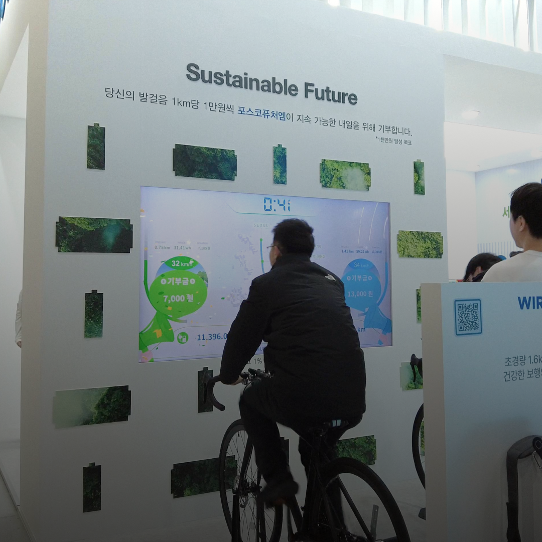 <p style="line-height: 1.1; text-align: center; position: relative; top: 60px;">   <strong style="font-weight: 900;">     <span style="font-size: 14px; letter-spacing: 0px;">포스코</span>   </strong>   <span style="letter-spacing: 0;"><br></span>   <span style="font-size: 10px; letter-spacing: 0px;">자전거 인터랙티브 콘텐츠</span> </p>