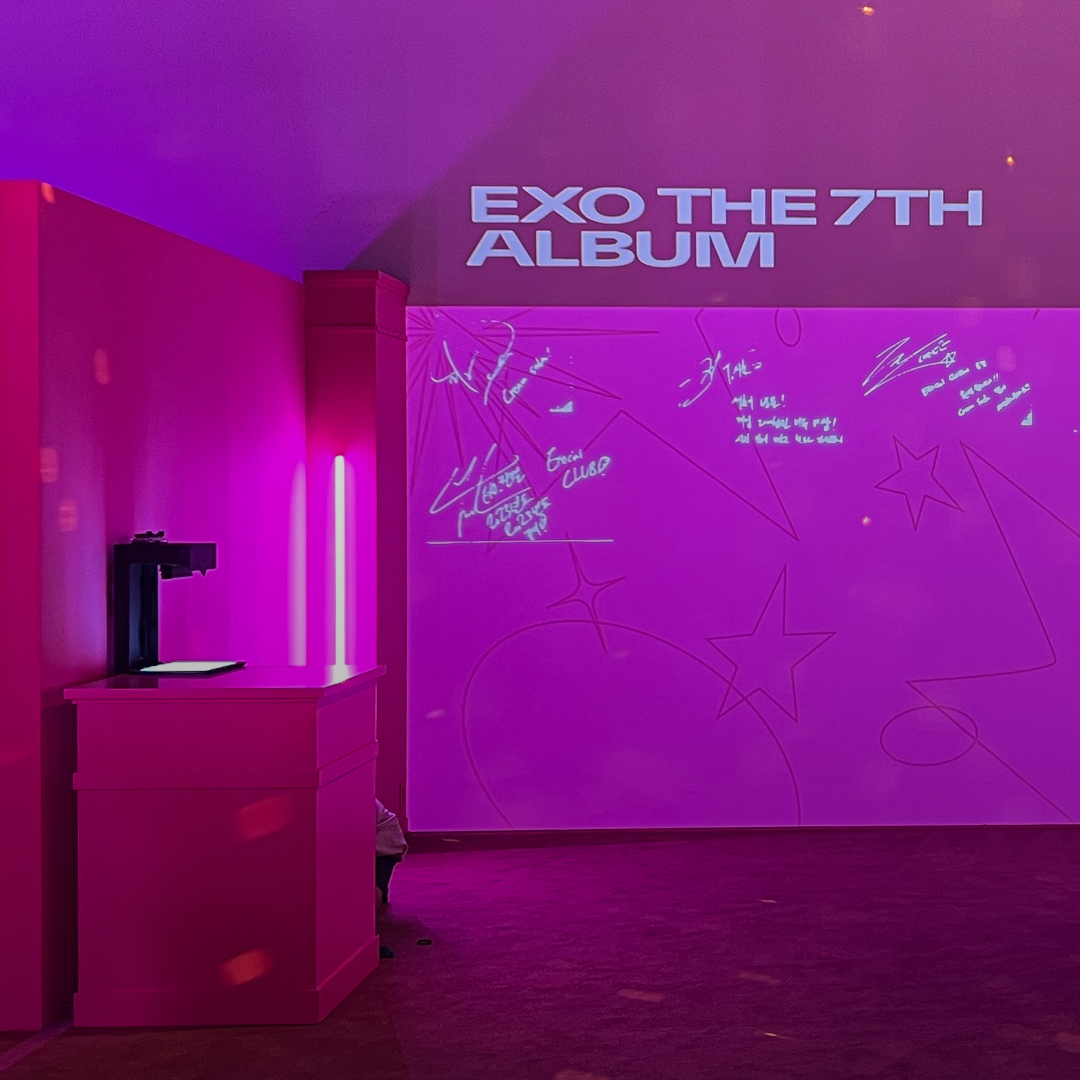 <p style="line-height: 1.1; text-align: center; position: relative; top: 60px;">   <strong style="font-weight: 900;">     <span style="font-size: 14px; letter-spacing: 0px;">EXO 팝업스토어</span>   </strong>   <span style="letter-spacing: 0;"><br></span>   <span style="font-size: 10px; letter-spacing: 0px;">드로잉 메시지 월</span> </p>