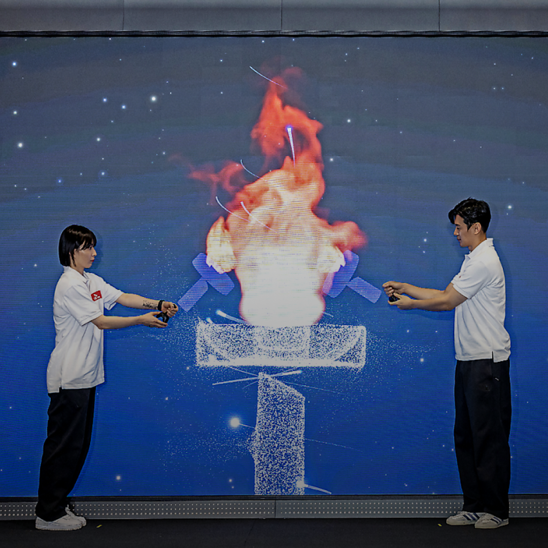 <p style="line-height: 1.1; text-align: center; position: relative; top: 60px;">   <strong style="font-weight: 900;">     <span style="font-size: 14px; letter-spacing: 0px;">SKT</span>   </strong>   <span style="letter-spacing: 0;"><br></span>   <span style="font-size: 10px; letter-spacing: 0px;">T 성화 봉송 포토콜</span> </p>