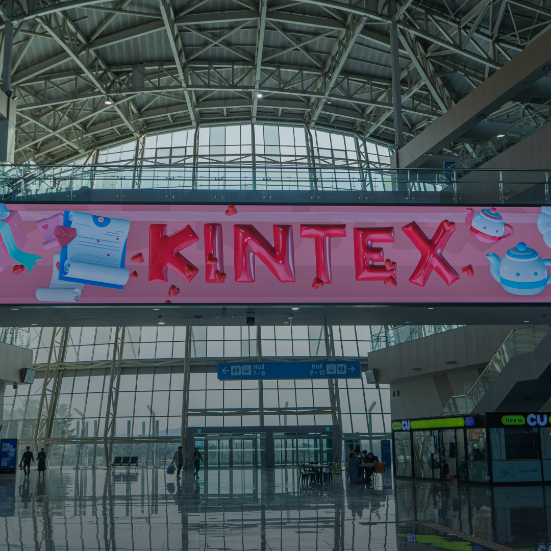 <p style="line-height: 1.1; text-align: center; position: relative; top: 60px;">   <strong style="font-weight: 900;">     <span style="font-size: 14px; letter-spacing: 0px;">일산 킨텍스</span>   </strong>   <span style="letter-spacing: 0;"><br></span>   <span style="font-size: 10px; letter-spacing: 0px;">미디어아트 영상</span> </p>