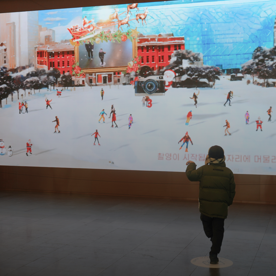 <p style="line-height: 1.1; text-align: center; position: relative; top: 60px;">   <strong style="font-weight: 900;">     <span style="font-size: 14px; letter-spacing: 0px;">서울시청</span>   </strong>   <span style="letter-spacing: 0;"><br></span>   <span style="font-size: 10px; letter-spacing: 0px;">인터랙티브 미디어 월</span> </p>