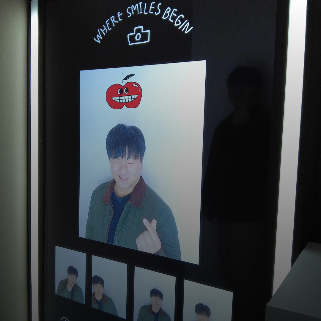 <p style="line-height: 1.1; text-align: center; position: relative; top: 60px;">   <strong style="font-weight: 900;">     <span style="font-size: 14px; letter-spacing: 0px;">아이긴 팝업스토어</span>   </strong>   <span style="letter-spacing: 0;"><br></span>   <span style="font-size: 10px; letter-spacing: 0px;">스마일 포토 키오스크</span> </p>