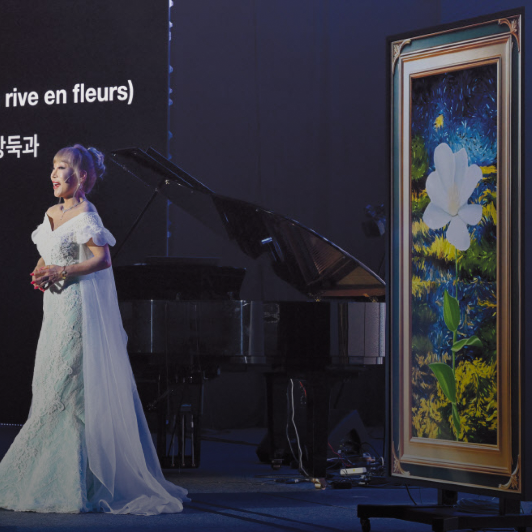 <p style="line-height: 1.1; text-align: center; position: relative; top: 60px;">   <strong style="font-weight: 900;">     <span style="font-size: 14px; letter-spacing: 0px;">이노베이트 코리아</span>   </strong>   <span style="letter-spacing: 0;"><br></span>   <span style="font-size: 10px; letter-spacing: 0px;">제너레이티브 아트 영상</span> </p>