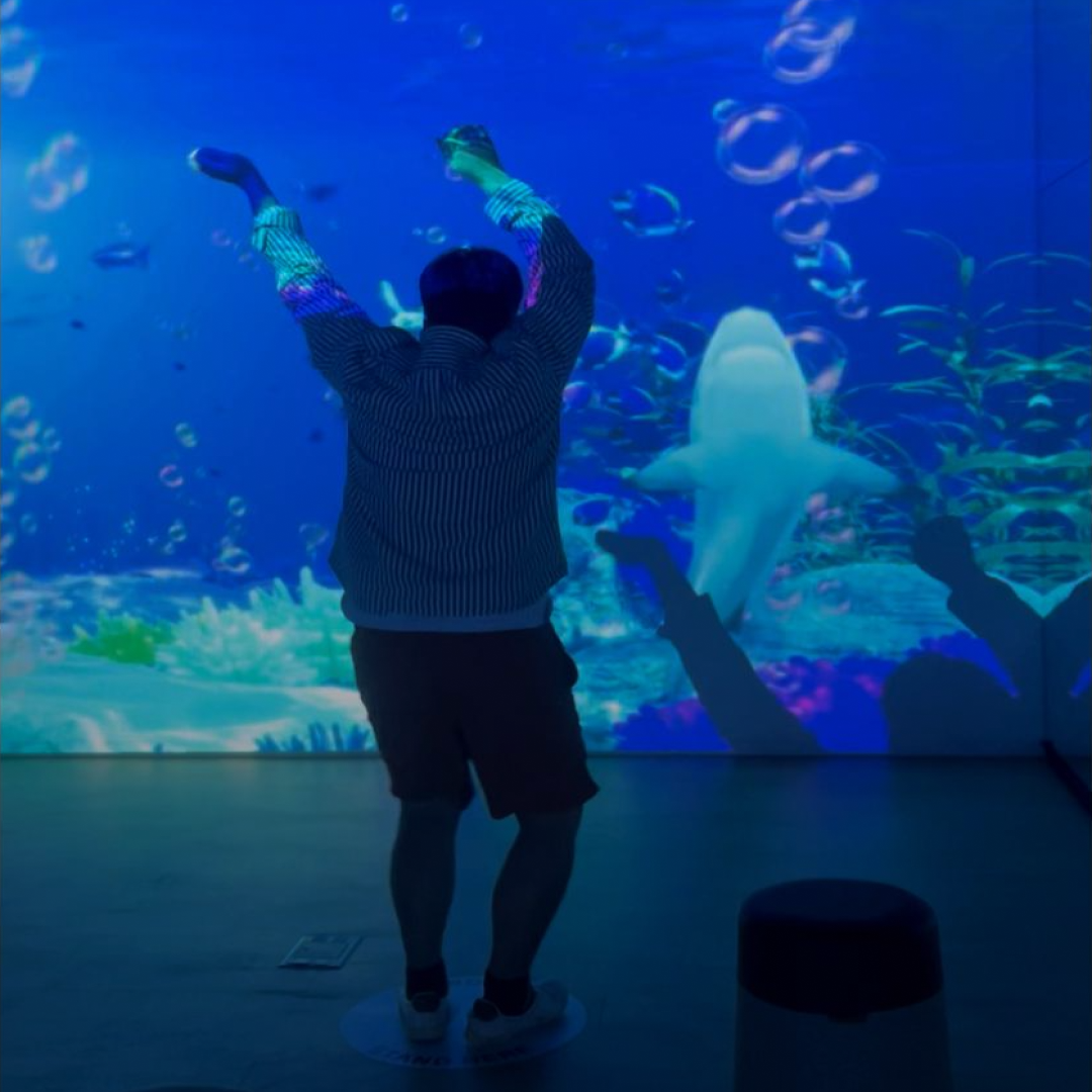 <p style="line-height: 1.1; text-align: center; position: relative; top: 60px;">   <strong style="font-weight: 900;">     <span style="font-size: 14px; letter-spacing: 0px;">그림책꿈마루</span>   </strong>   <span style="letter-spacing: 0;"><br></span>   <span style="font-size: 10px; letter-spacing: 0px;">인터랙티브 음악회</span> </p>