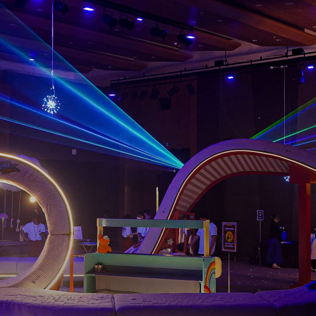 <p style="line-height: 1.1; text-align: center; position: relative; top: 60px;">   <strong style="font-weight: 900;">     <span style="font-size: 14px; letter-spacing: 0px;">지누스</span>   </strong>   <span style="letter-spacing: 0;"><br></span>   <span style="font-size: 10px; letter-spacing: 0px;">오로라 레이저, 드로잉 메시지 월</span> </p>