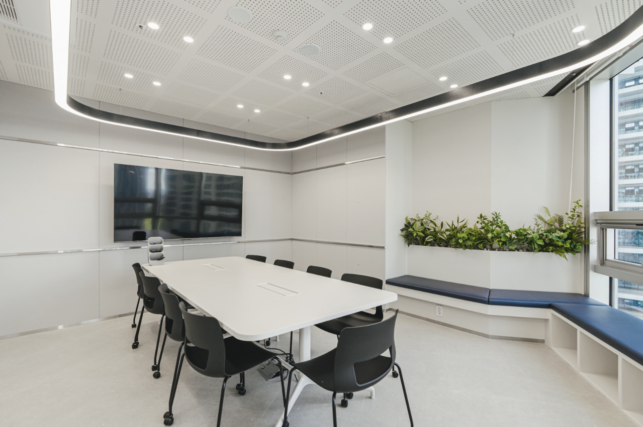 <p style="text-align:center; font-size:16px; margin-top:12px;">15인까지 초과수용 가능한 ​초대형 회의실<br><span style="color:#666;"></span></p>