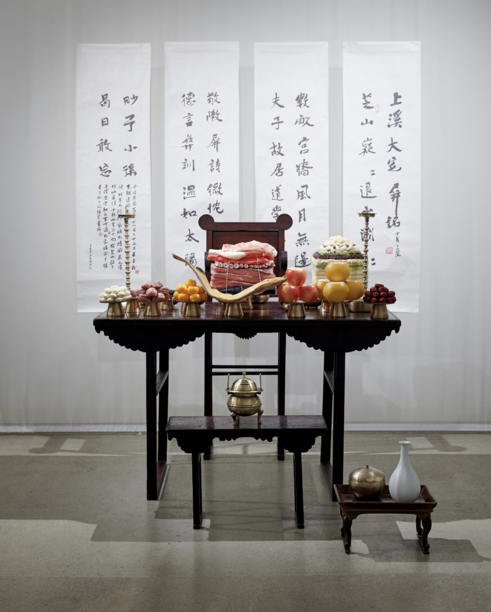 전, 떡, 유과 같은 손 많이 가는 제물은 올리지 않던 퇴계 이황 선생의  ‘쏘 씸플’ 제사상.  대구포는 걸리적거리지 않게 둥글게 만 다음  상 중앙으로 옮겨 세팅했네요. 형식 파괴, 실용 만점. Ⓒ아름지기