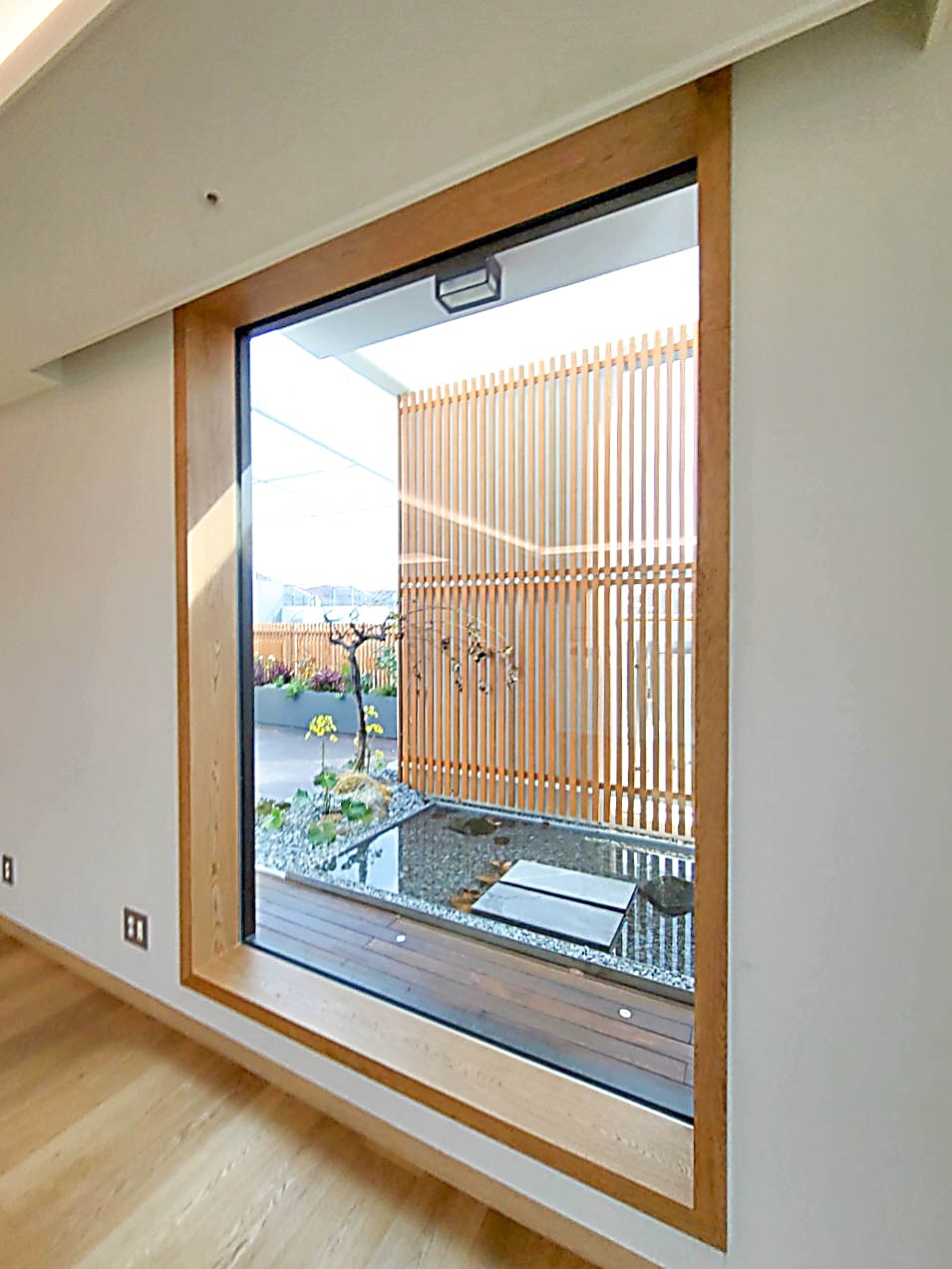 프레임 일체형 원목 윈도우 시트 – 대형 고정창을 감싸는 오크 마감