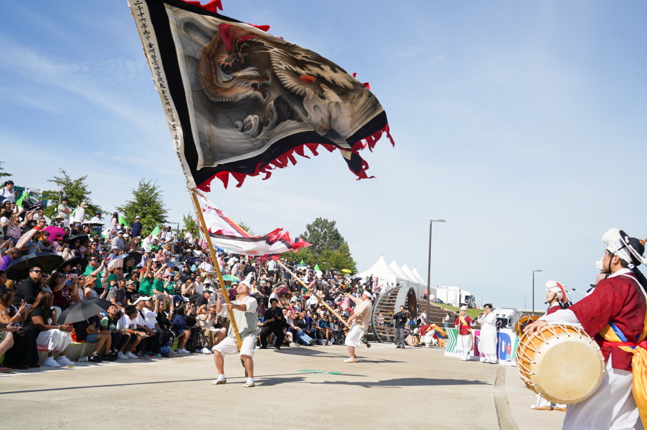 WSB Super Trip 2025 K-DAY 공연, 합굿마을 전통연희단 기접놀이 용깃발 퍼포먼스와 외국인 관객 참여