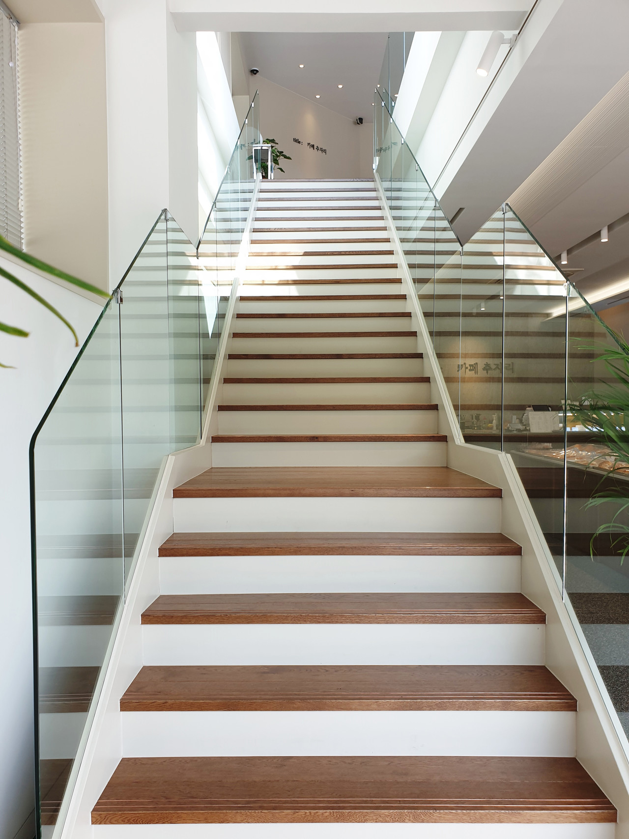 유리 난간과 원목 계단 - 황동 논슬립 적용 안전 시공