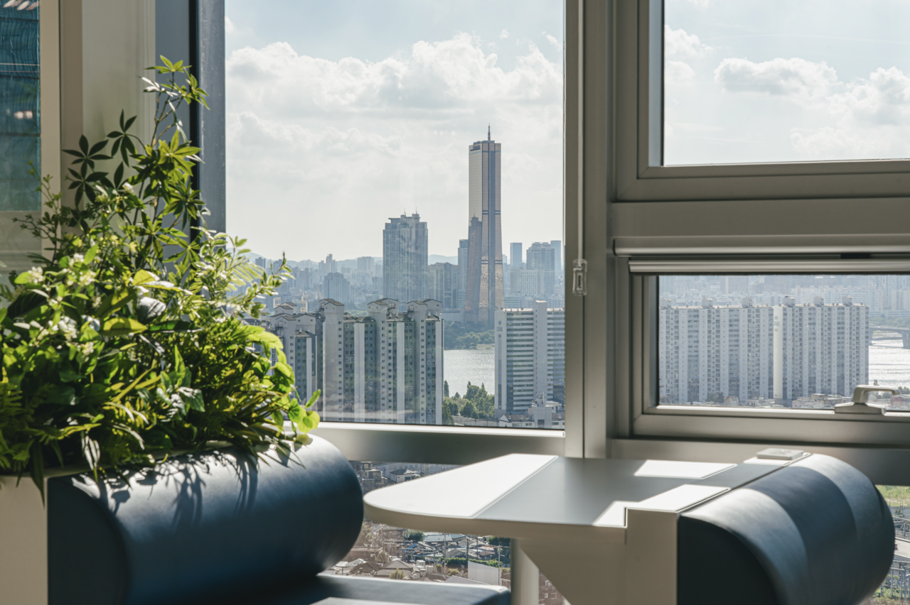 <p style="text-align:center; font-size:16px; margin-top:12px;">63빌딩까지 보이는 넓고, 탁트인 최고 전망<br><span style="color:#666;"></span></p>