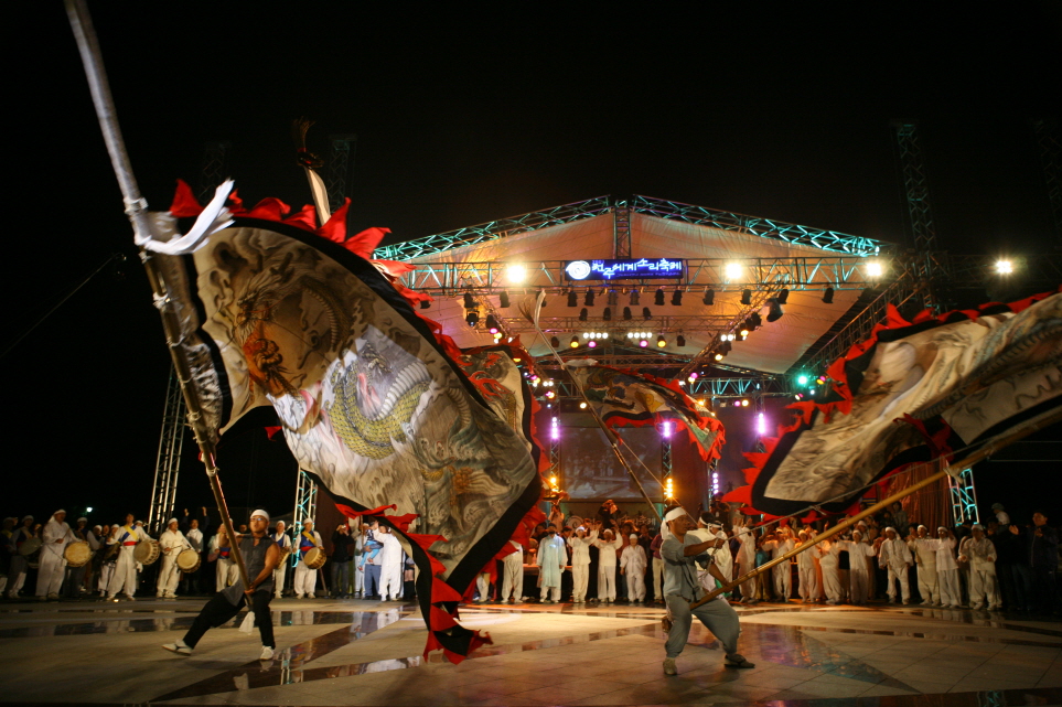 국제 전통문화축제 야간 공연 무대에서 합굿마을 연희단이 대형 용깃발을 휘두르며 기접놀이를 선보이는 모습
