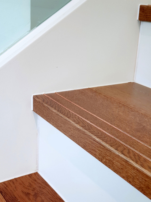 원목 계단 모서리 황동 논슬립 디테일 - 미끄럼 방지 기능