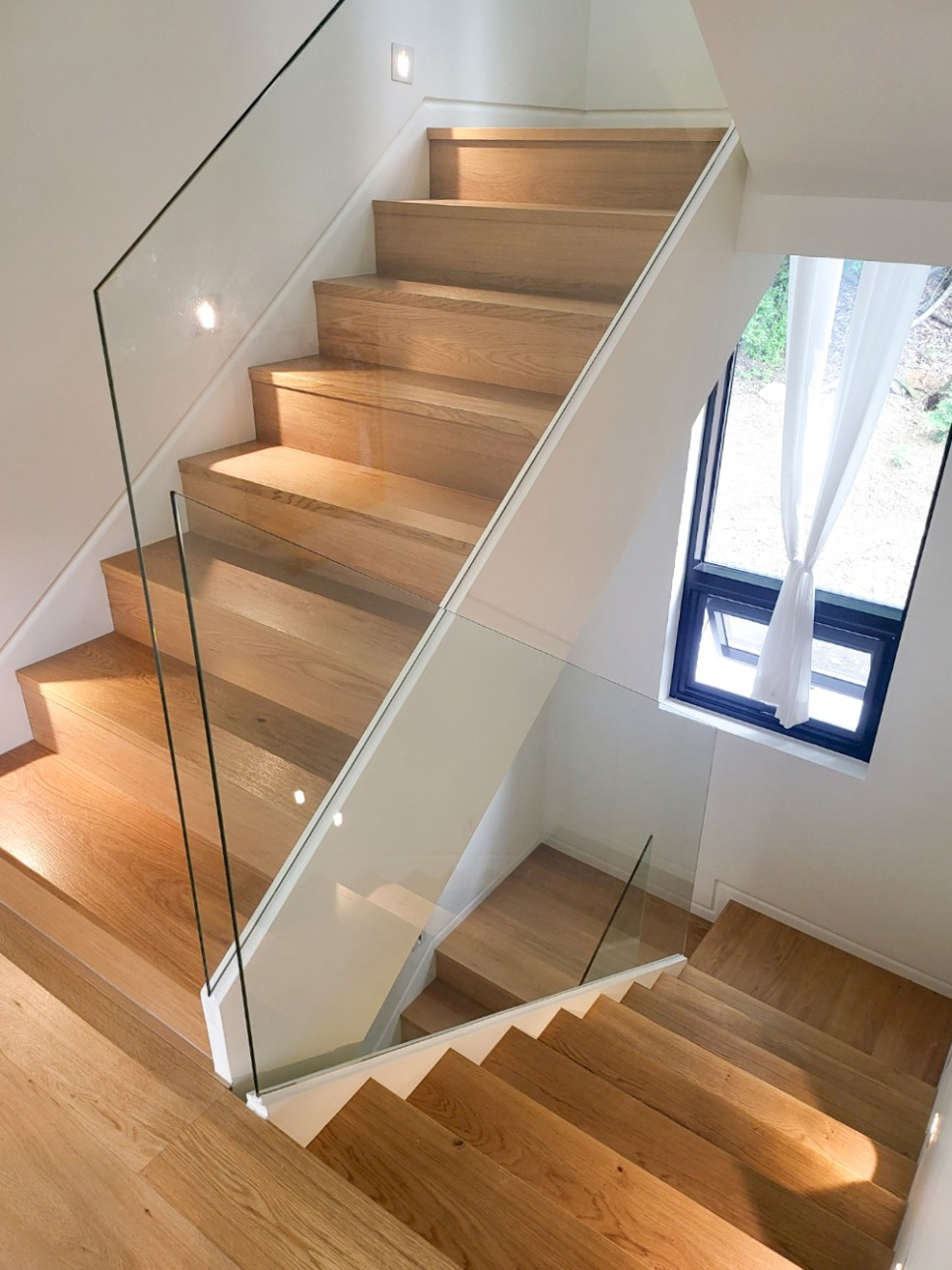 다인앤살리스 원목계단 - 디딤판 첼판 모두 원목 시공