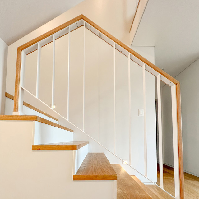 화이트 난간과 어울리는 슬림 원목 손스침 - 모던 계단 시공