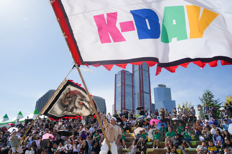 여의도 한강공원 WSB K-DAY 국제행사 현장에서 합굿마을이 대형 깃발을 퍼포먼스하며 외국인 관객들과 함께하는 전통연희 공연 모습