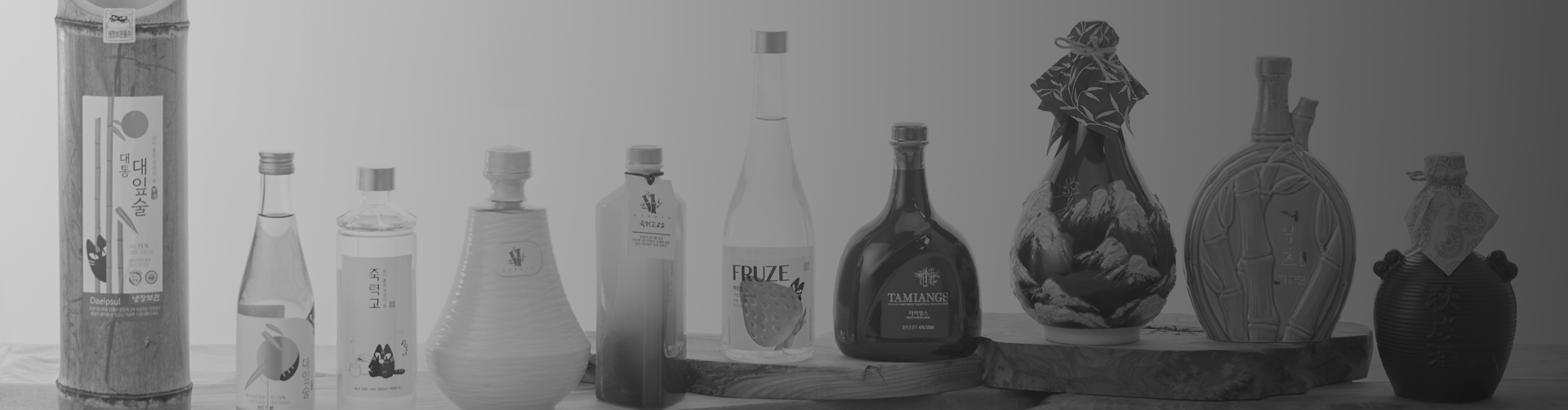 <span style="font-size: 4rem; font-weight: 700; line-height: 160%; color:#ffffff;">100% 순쌀과 한약재로 100일 이상 숙성한 전통 증류주로,<br>오래 보관할수록 깊어지는 맛과 향을 지닌 선인의 술입니다.</span>