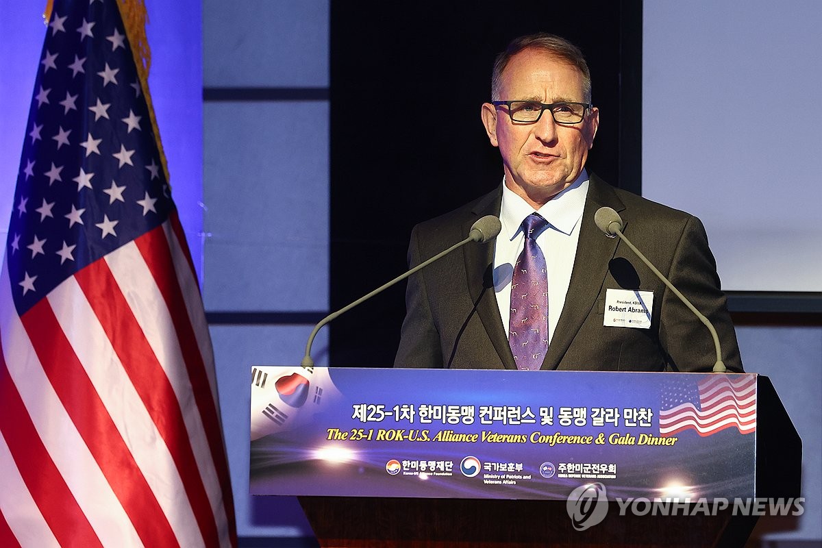 한미동맹 컨퍼런스 환영사하는 주한미군전우회 회장 < 더보기 >