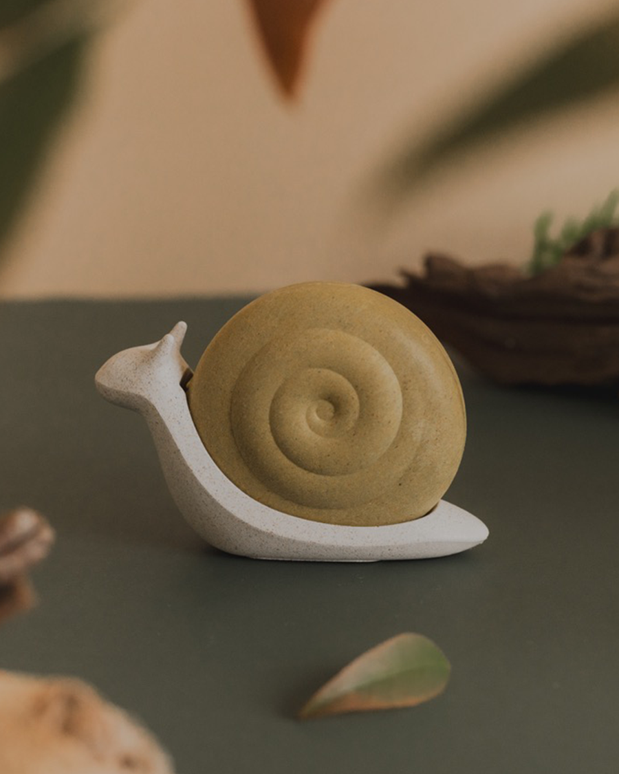 <p style="padding-left: 12px; padding-bottom: 10px; line-height: 1.5;">   폐목재 소재로 만들어진<br>달팽이 언박싱 커터 </p>