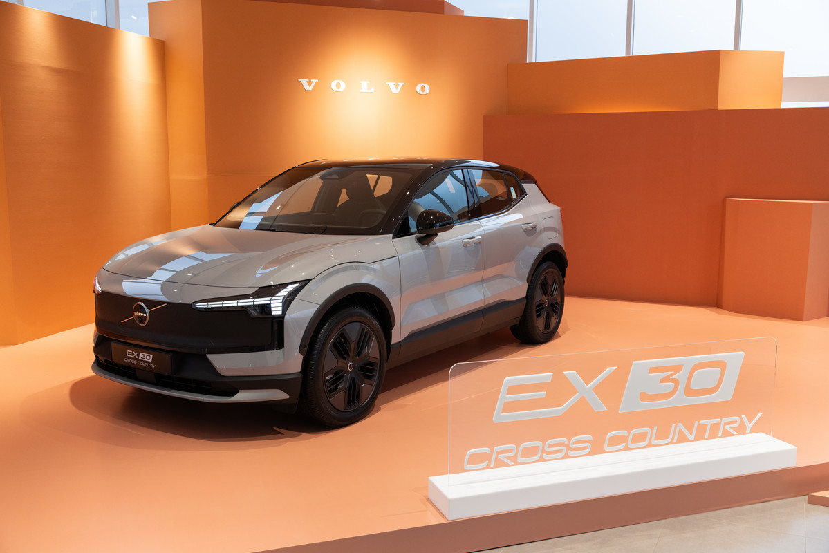 The Volvo EX30 CC Sneak preview : works