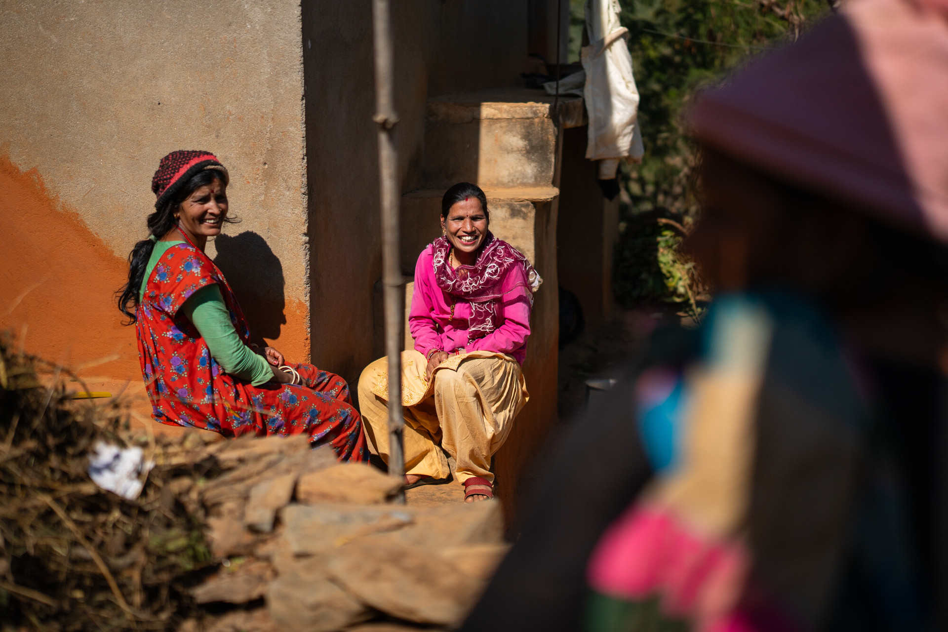 <span class="Caption_font" style="font-size:14px; color:#545454;">도로 공사로 파괴된 마을 배수관을 재건해야한다는 목소리를 마을 위원회에 전달한 프라밀라(오른쪽). 프라밀라는 옥스팜의 지역 리더십 트레이닝을 받고 위원으로 선출되었다. ⓒ Rashik Maharjan/Oxfam</span>