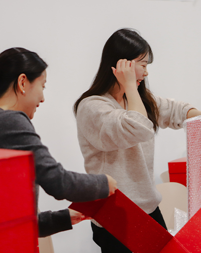 <div class="csn"><h3>임직원 참여 활동</h3><p>취약계층 아이들에게 행복한 미소를,<br>한화파워시스템과 함께한<위드 크리스마스></p></div>