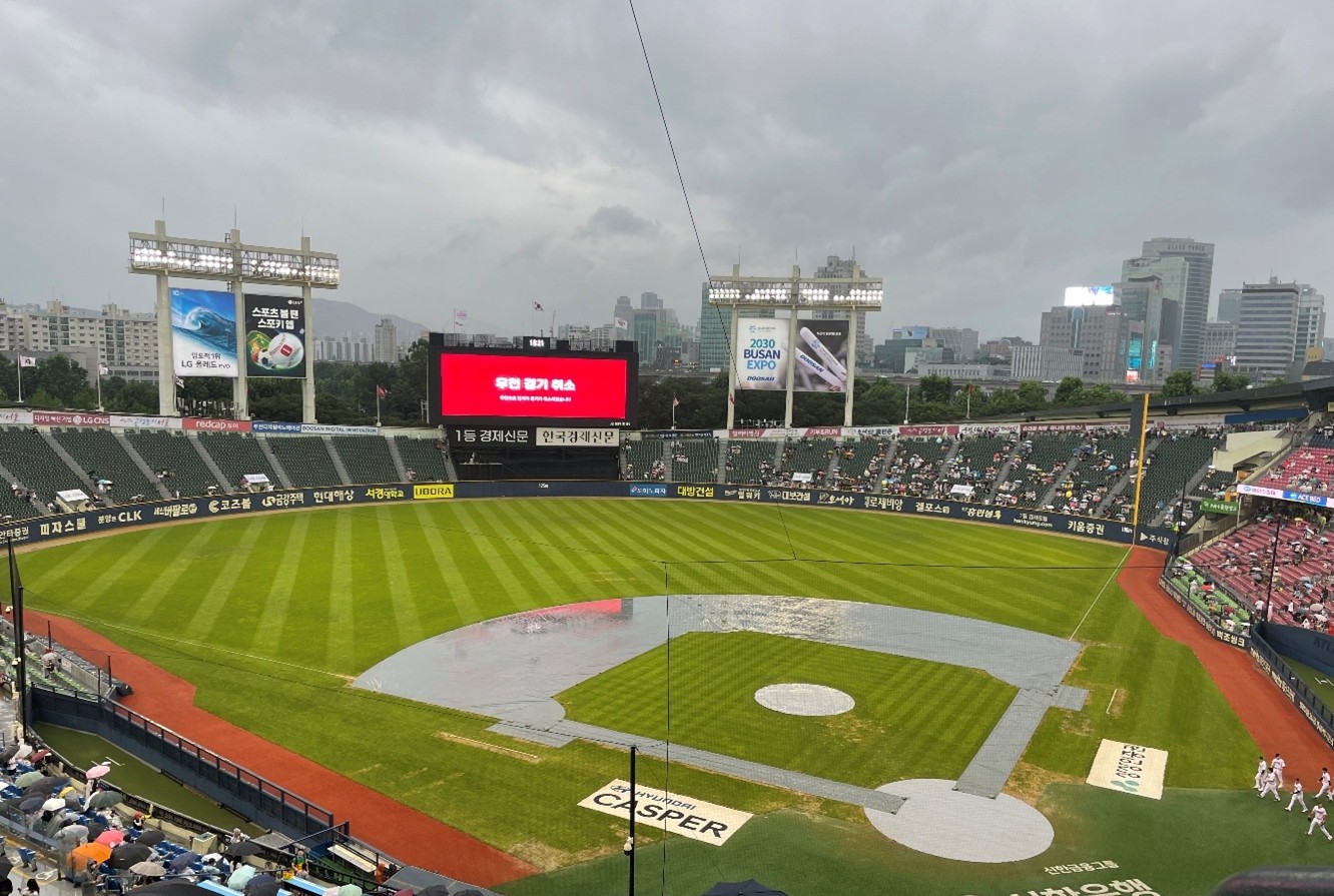 <span class="Caption_font" style="font-size:14px; color:#545454;">우천 경기 취소를 알리는 야구장의 빨간 전광판. 제공: 편집장 플러시🚽</span>