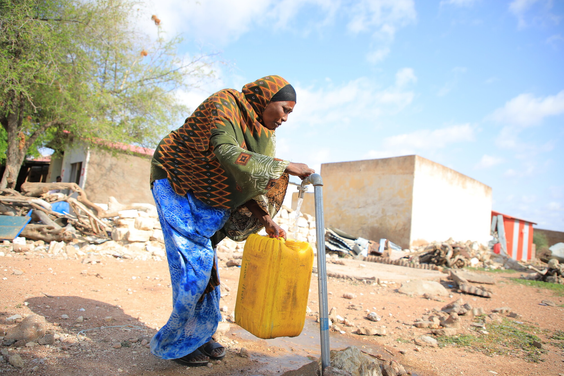 <span class="Caption_font" style="font-size:14px; color:#545454;">소말릴란드 난민캠프에 설치된 식수 시설에서 깨끗한 물을 받고 있는 여성. ⓒ Hassan Siyad/Oxfam</span>