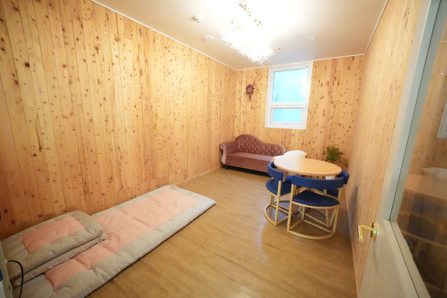 <strong>산소방 호흡 테라피</strong><br>편백나무 산소방에서 활력을 회복하는 호흡 케어