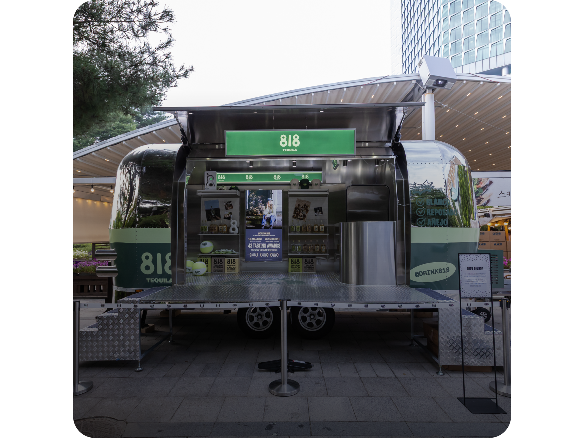 <p style="font-size: 22pt;     font-weight: bold;     text-align: left;     margin-left: 50px;     text-shadow: 2px 2px 4px rgba(0, 0, 0, 0.6);"> 818데킬라 </p> <p style="font-size: 14pt;     text-align: left;     margin-left: 50px;     text-shadow: 2px 2px 4px rgba(0, 0, 0, 0.6);"> 푸드 트레일러 </p>