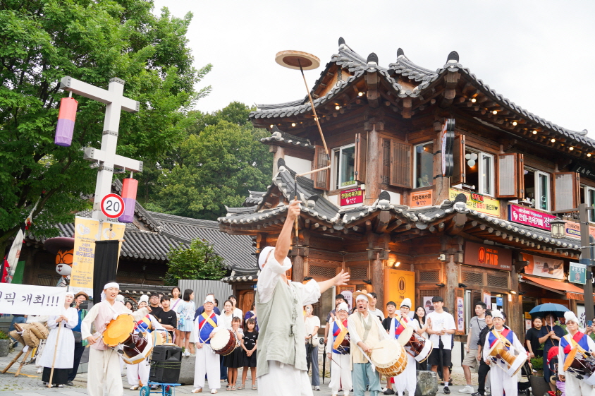 전주한옥마을 전통연희 퍼레이드, 북과 꽹과리 소리에 맞춰 펼쳐진 버나놀이 공연
