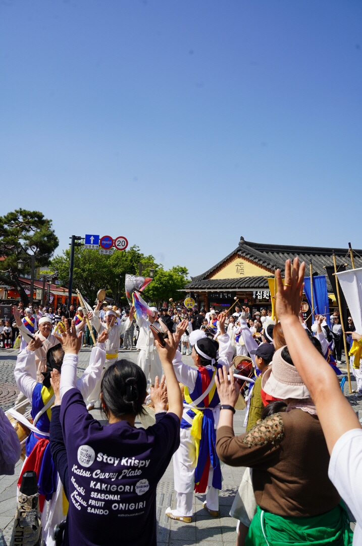 전주 한옥마을 전통연희퍼레이드 에서 관객들이 전주노동요를 떼창하며 손을 번쩍 드는 모습