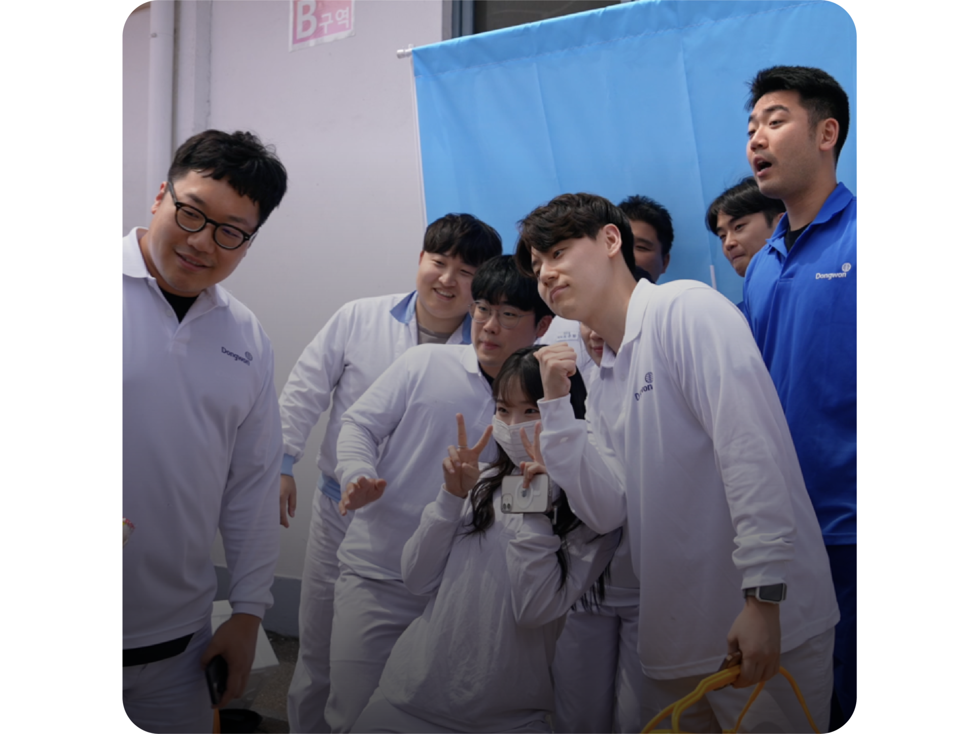 <p style="font-size: 22pt;     font-weight: bold;     text-align: left;     margin-left: 60px;     text-shadow: 2px 2px 4px rgba(0, 0, 0, 0.6);">동원그룹</p> <p style="font-size: 14pt;     text-align: left;     margin-left: 60px;     text-shadow: 2px 2px 4px rgba(0, 0, 0, 0.6);">임직원 감사 및 브랜딩 선순환</p>