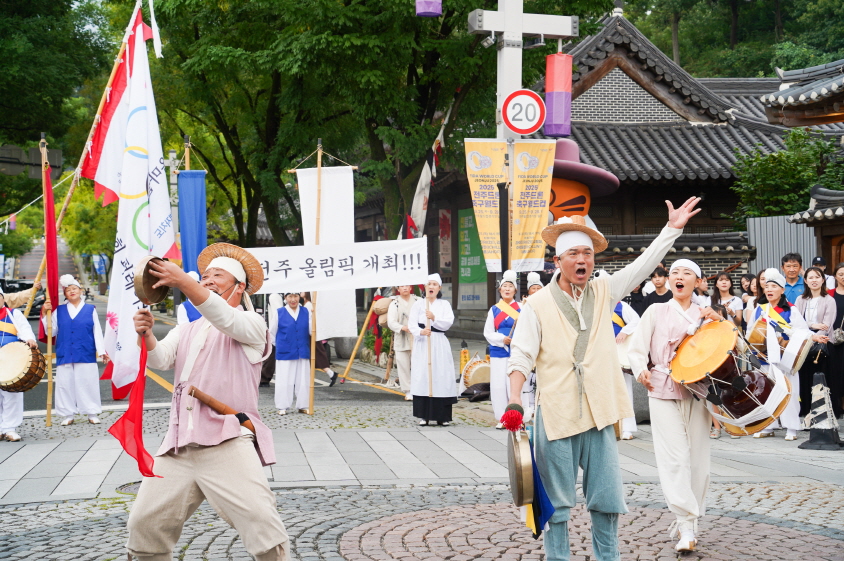 전주한옥마을 전통연희 퍼레이드 마당놀이 장면 출연자들이 두레올림픽 개회 퍼포먼스와 풍물놀이하는 모습
