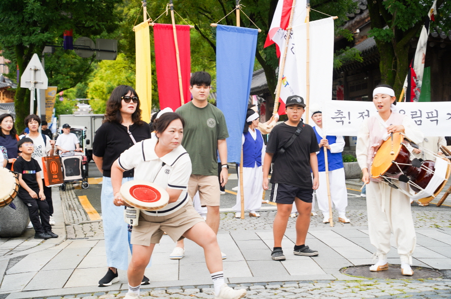 전주한옥마을 전통연희, 버나 던지기 대회에 참여한 여성  관객이 버나를 던지는 모습