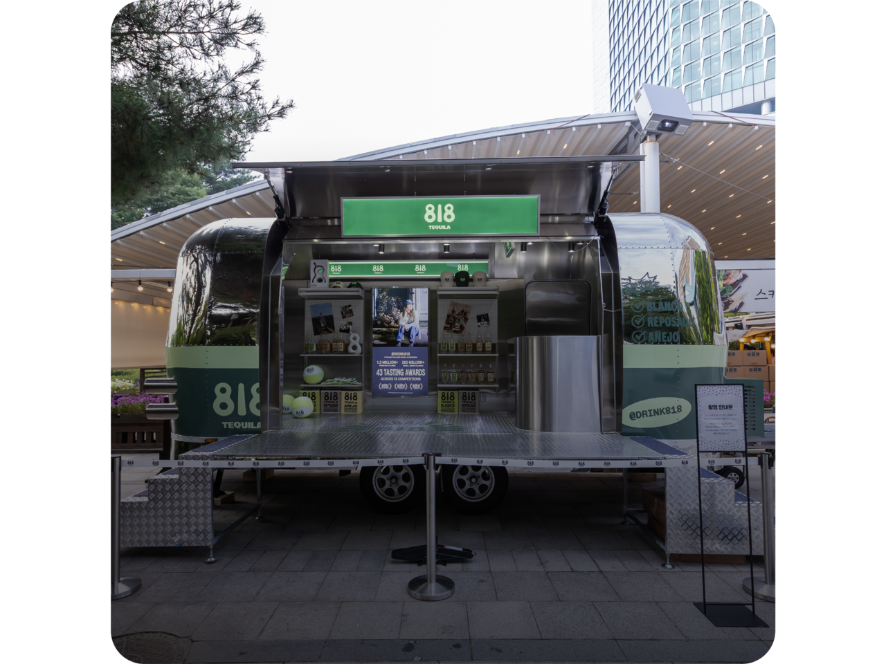 <p style="font-size: 24pt;     font-weight: bold;      text-align: left;      margin-left: 100px;      text-shadow: 2px 2px 4px rgba(0, 0, 0, 0.6);">818데킬라</p>  <p style="font-size: 16pt;      text-align: left;      margin-left: 100px;      padding-bottom: 40px;      text-shadow: 2px 2px 4px rgba(0, 0, 0, 0.6);">푸드트레일러 </p>