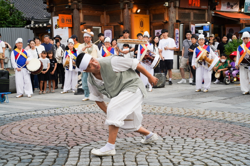 전주한옥마을 추석 축제, 버나놀이와 풍물패가 어우러진 전통 퍼레이드