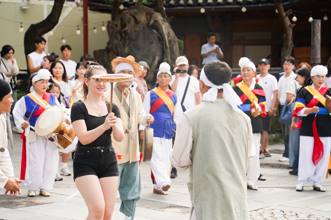 전주한옥마을 전통연희 퍼레이드, 외국인 관광객이 참여한 버나놀이 체험