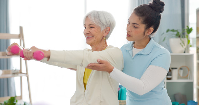 <strong>근력 및 균형 운동</strong><br>낙상 예방을 위한 스트레칭과 맞춤 운동