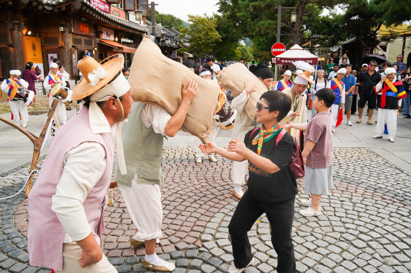 전주한옥마을 전통연희 퍼레이드, 가마니 던지기 대회를 즐기는 참가자들