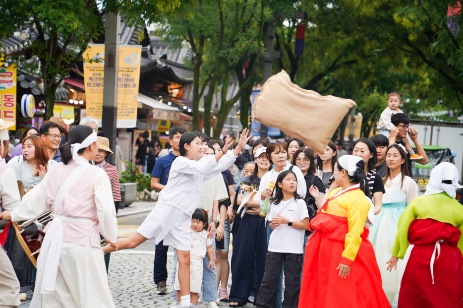 전주한옥마을 전통연희 퍼레이드, 가마니 멀리던지기 대회에 참여하는 여자 아이와 가족들