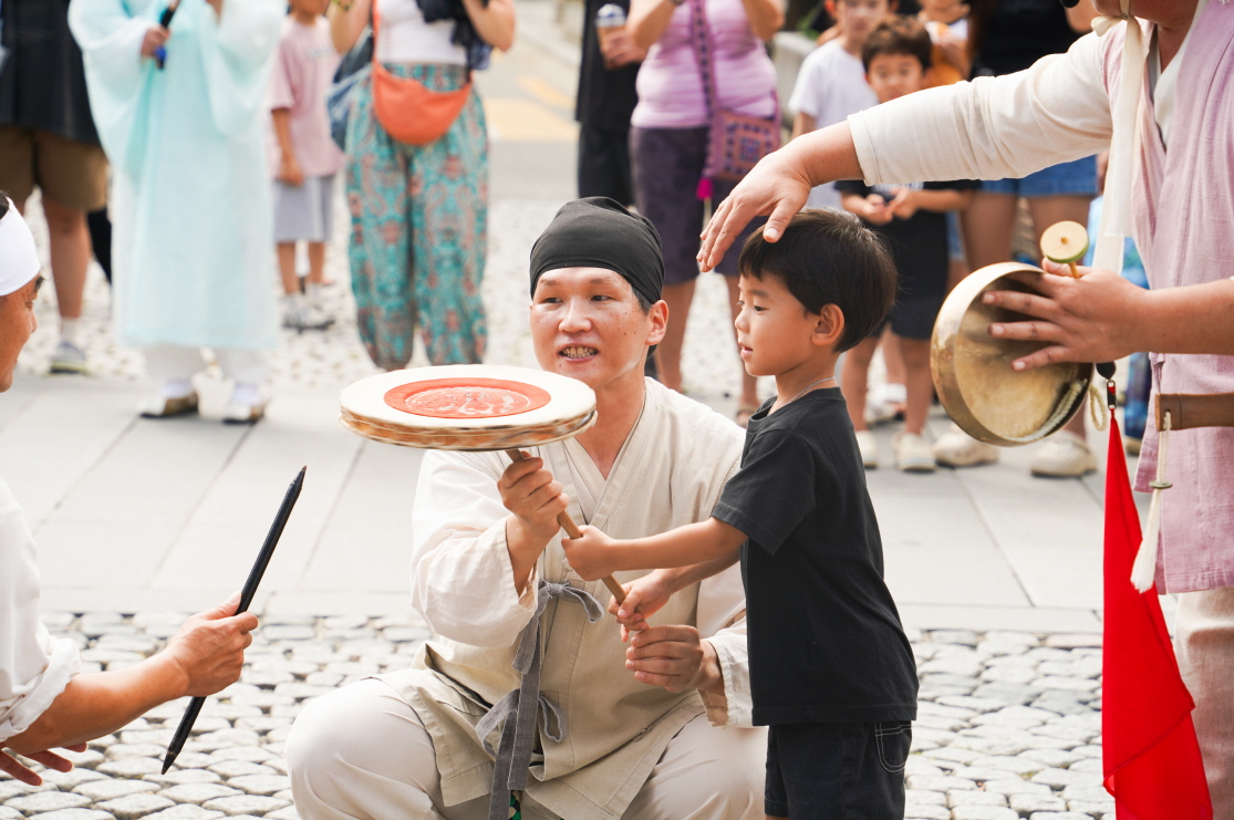 전주한옥마을 전통연희, 어린이 관객이 참여하는 버나놀이  체험 장면