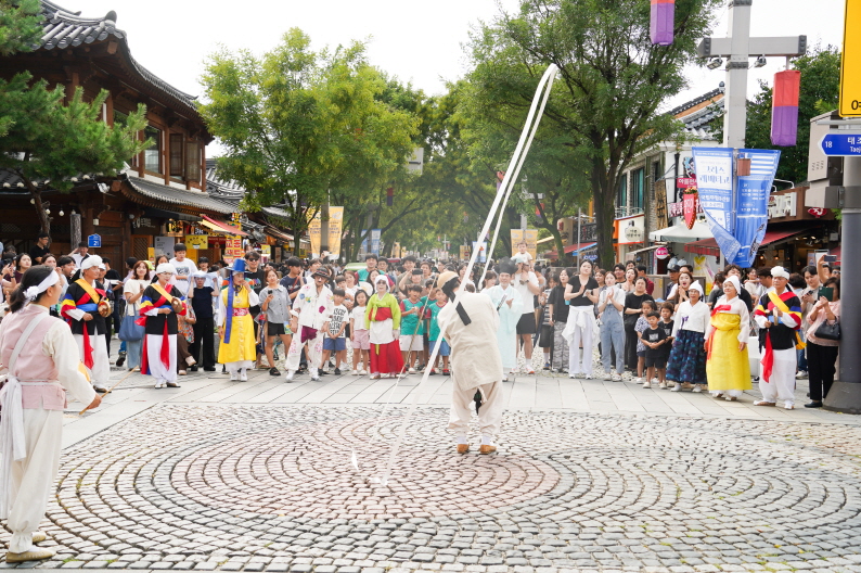 한옥마을 전통연희 퍼레이드 열두발 공연하는 장면