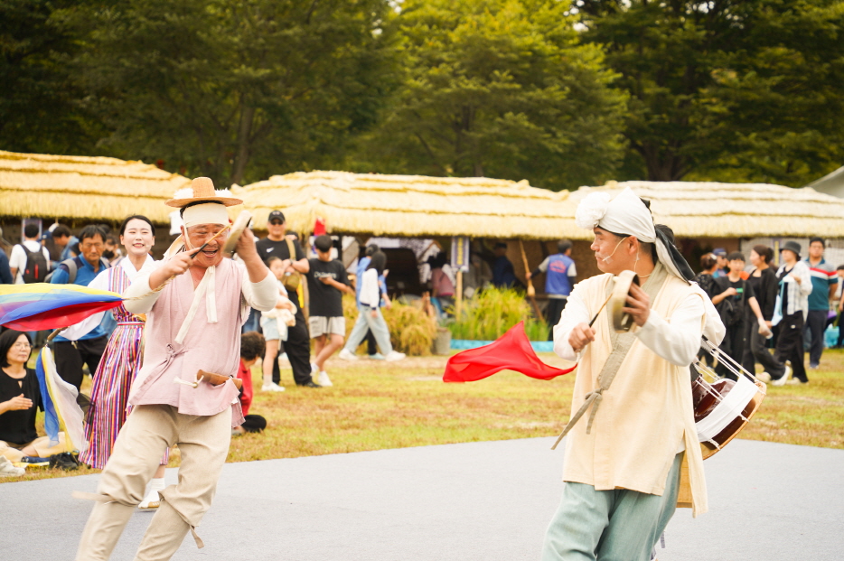 2025 안성 바우덕이 축제 마당놀이 복이팡팡 공연에서 출연자들이 지신밟기를 하며 복을 부르는 모습