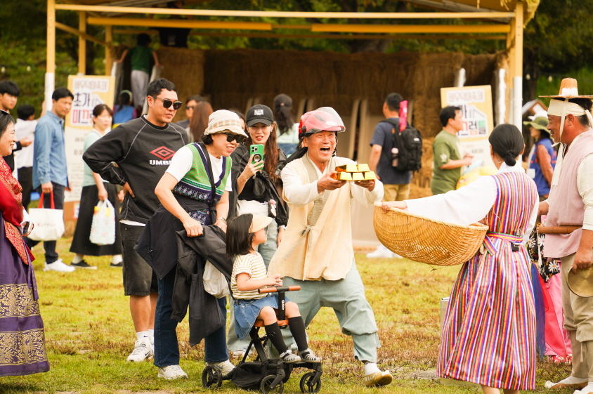 2025 안성 바우덕이 축제 마당놀이 복이팡팡 공연에서 출연자가 복 상자를 열고 관객에게 재물복을 전하는 장면
