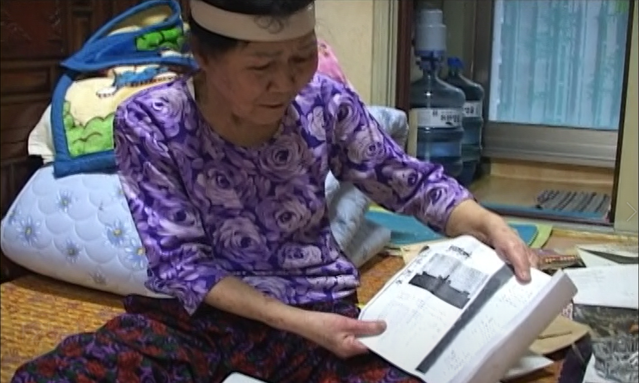 서류꾸러미에서 ‘오사카마루’ 관련 복사물을 보여 주며 증언하는 강순애 (T25-1, 22:09)