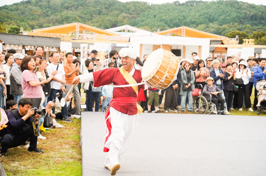 2025 안성 바우덕이 축제 풍물 마당놀이 해피 공연에서 북춤을 추며 관객과 소통하는 모습