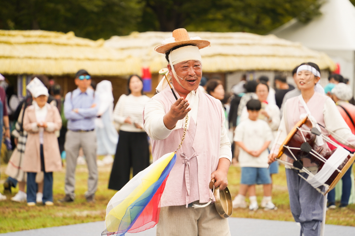 2025 안성 바우덕이 축제 마당놀이 복이팡팡 공연에서 전통 복장을 입은 출연자가 비나리를 부르며 관객들에게 복을 기원하고 있다